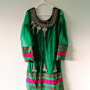 Pakistani salwar kameez suit